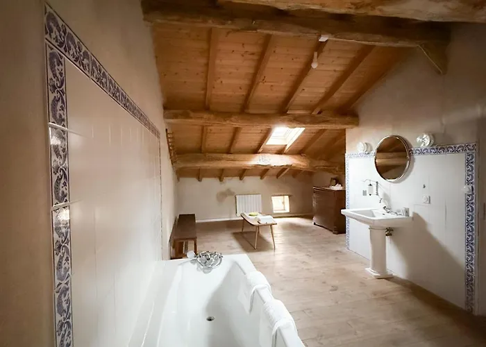 Semesterbostad My With Swimming Pool